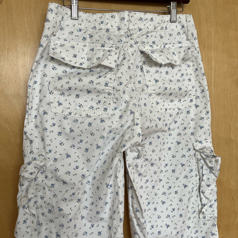 Levi’s ‘94 Baggy blue and white ditsy floral cargo pants - Picture 3 of 5